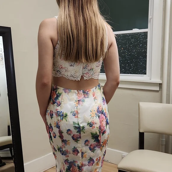 Size 4 to 6 (tag 6) two piece prom dress NWT white/floral design trumpet skirt - Picture 3 of 12